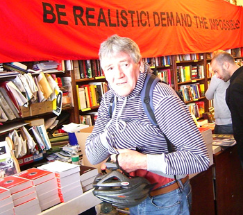 Whatever this photo tells you, we saw the gentleman pay...