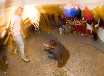 An impromptu 'break off' on the bullion turn-table.