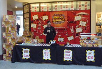 Andy S perfecting the 'market trader's pose' - one hand in pocket; the other holding a hot drink; and yawning.